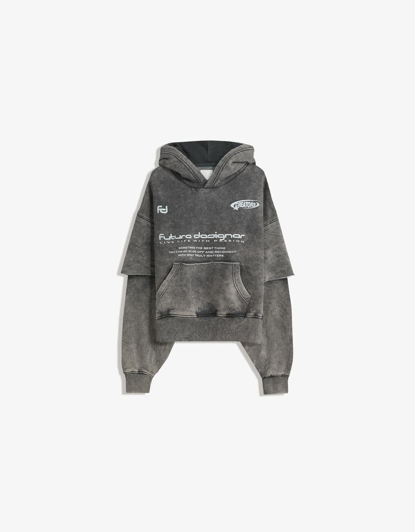 SWEAT À CAPUCHE À DOUBLES MANCHES IMPRIMÉES