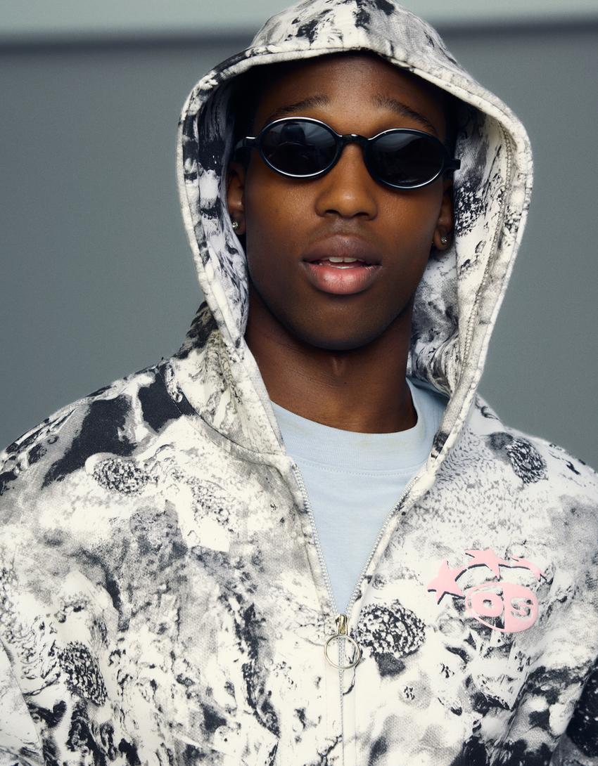 BLOUSON COURT À CAPUCHE IMPRIMÉ